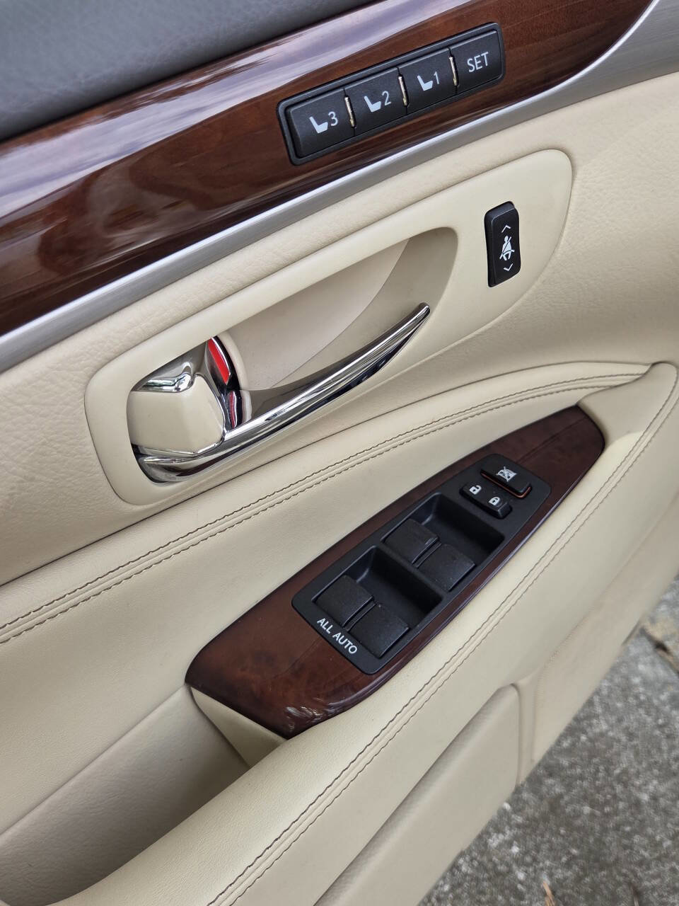 Used 2014 Lexus LS 460 L w/ Ultra Luxury Package RWD image 10