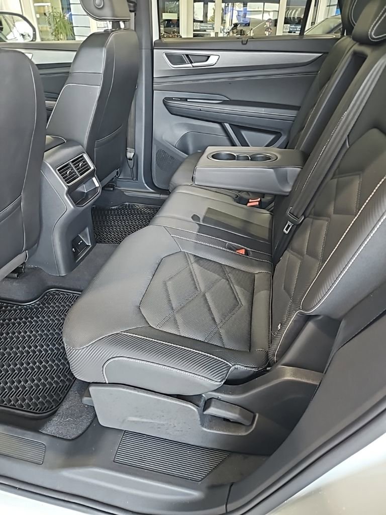 Used 2025 Volkswagen Atlas Cross Sport SE image 23