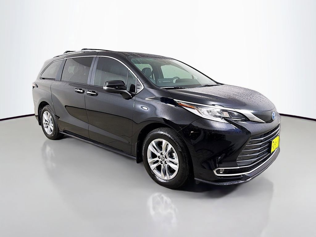 Used 2025 Toyota Sienna Limited image 4