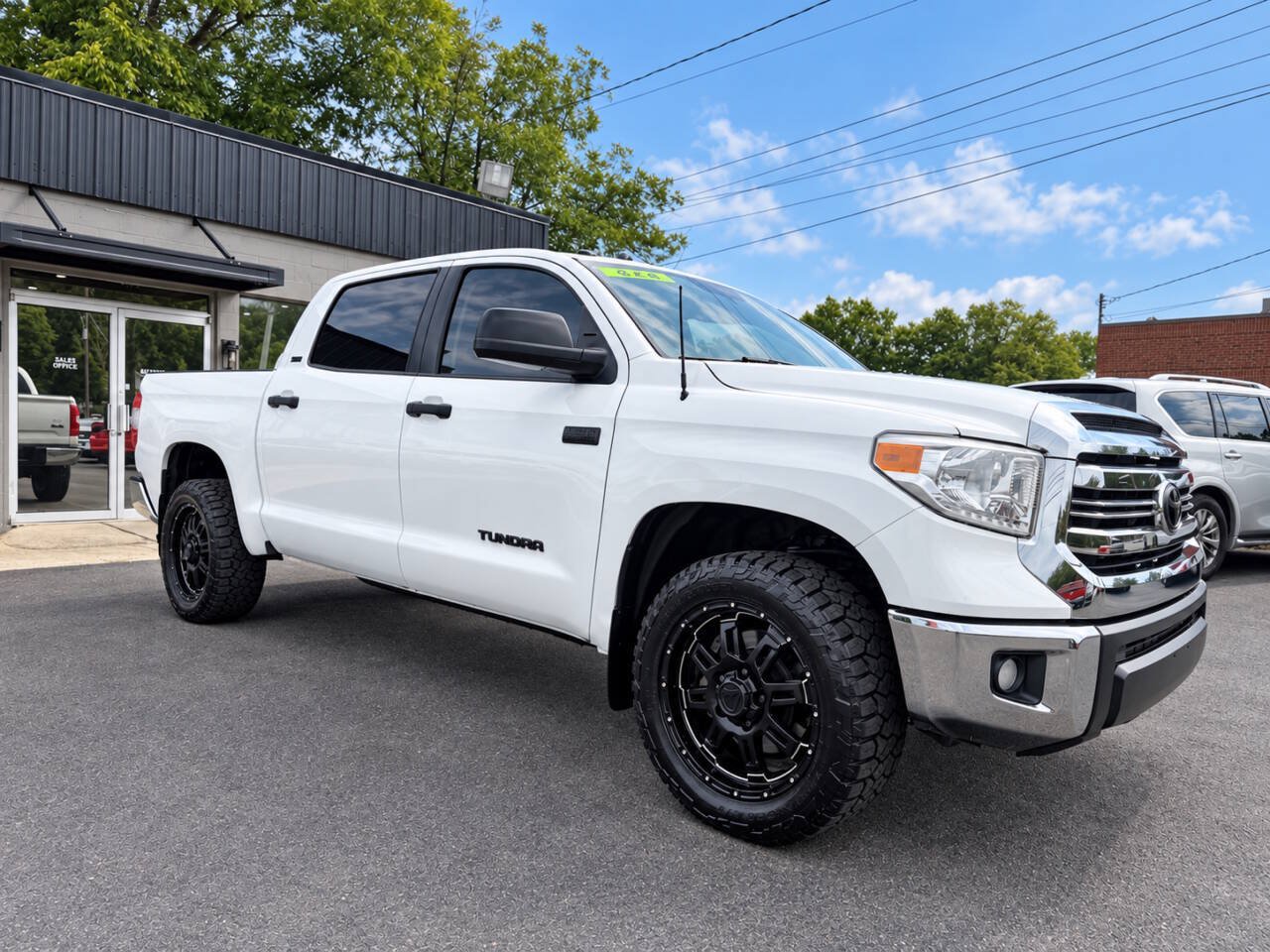 Used 2016 Toyota Tundra SR5 w/ SR5 Upgrade Package AWD/4WD image 3