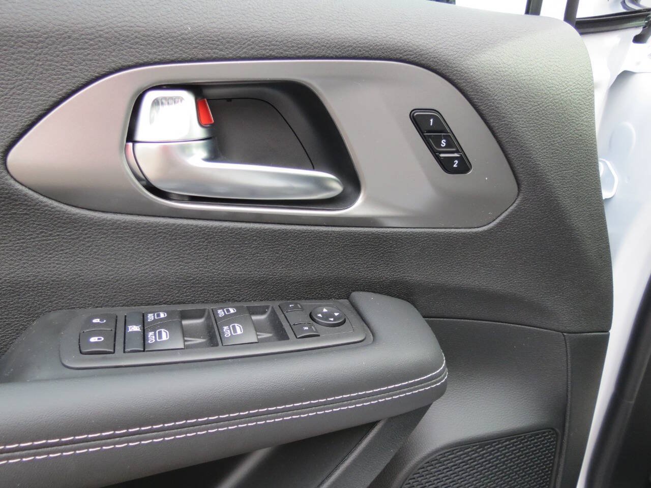 New 2026 Chrysler Pacifica Select FWD image 11
