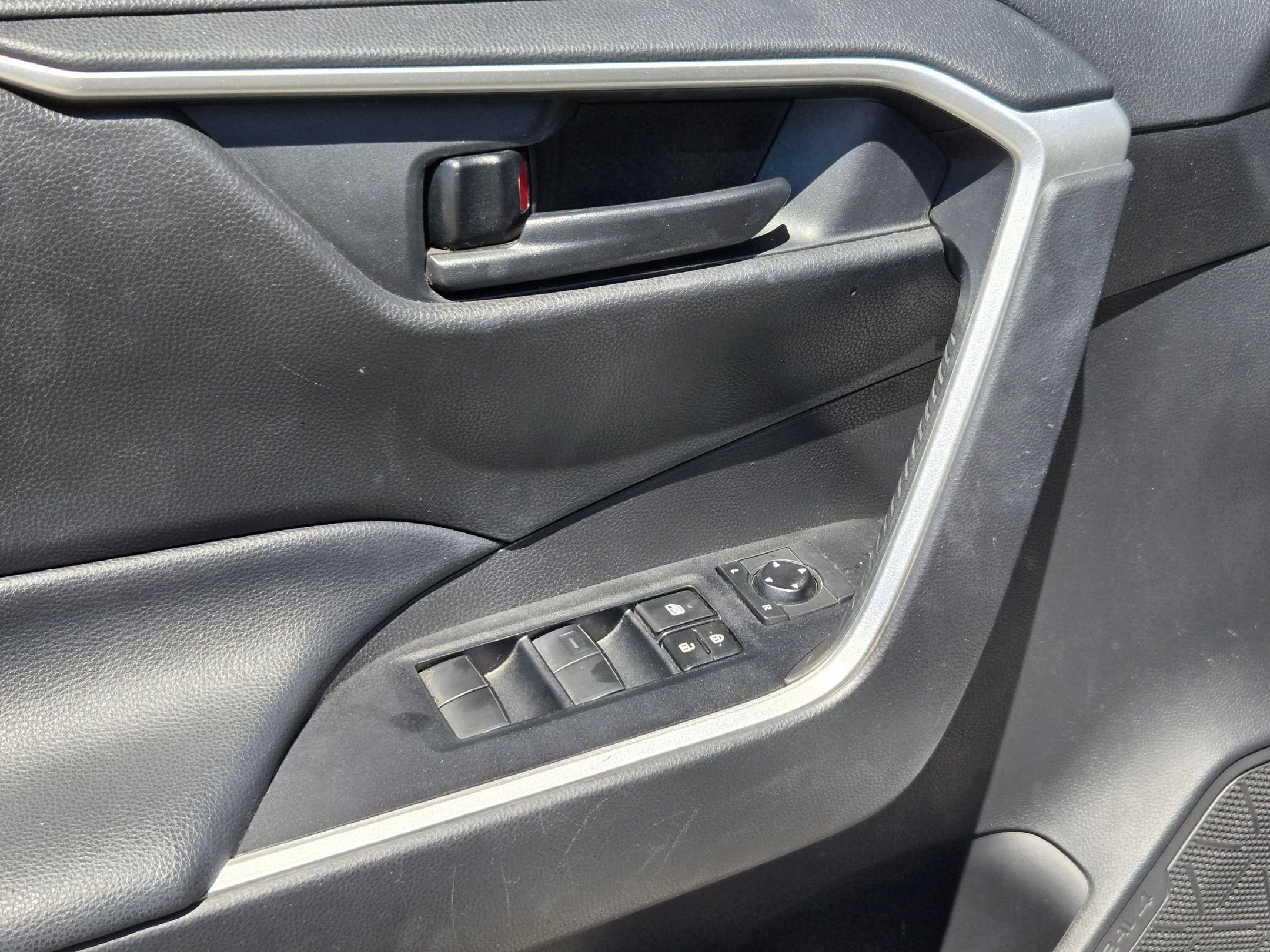 Used 2020 Toyota RAV4 LE FWD image 11