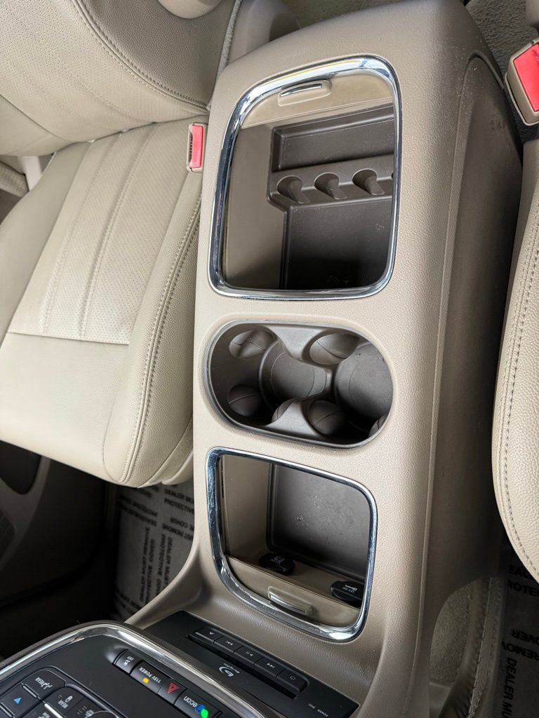 Used 2016 Chrysler Town & Country Touring-L image 30