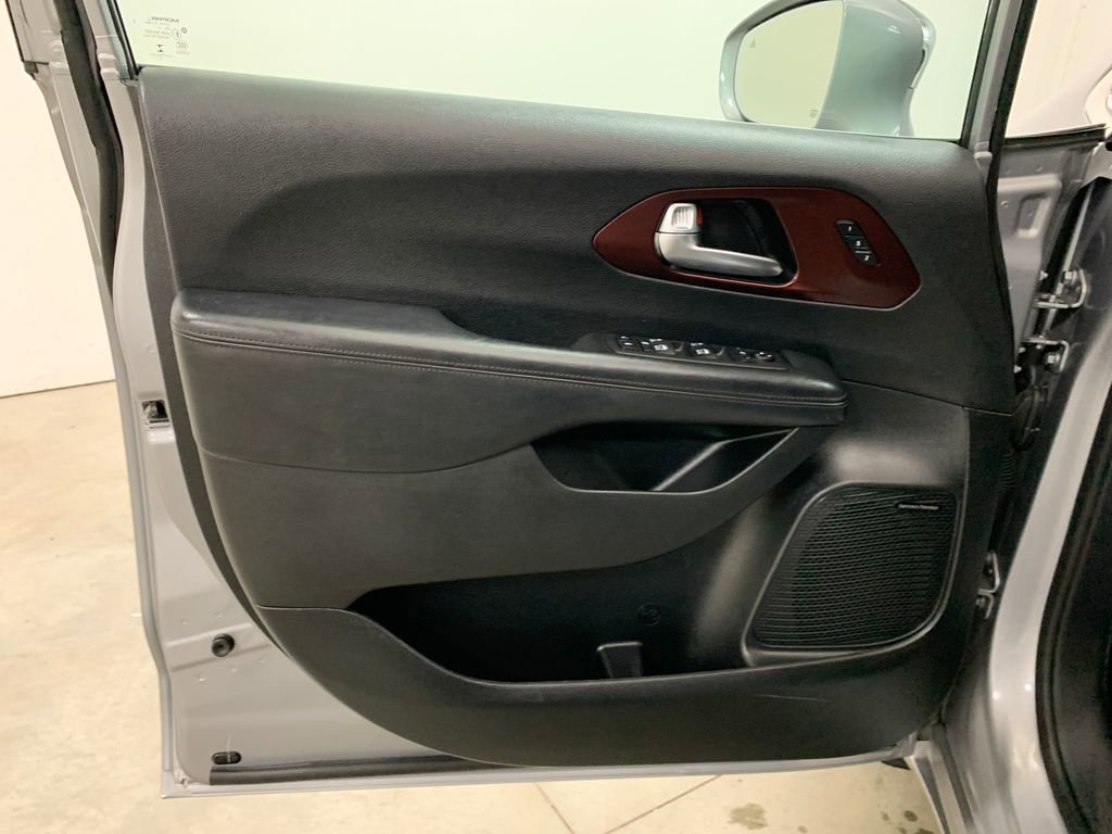 Used 2020 Chrysler Pacifica Limited FWD image 7