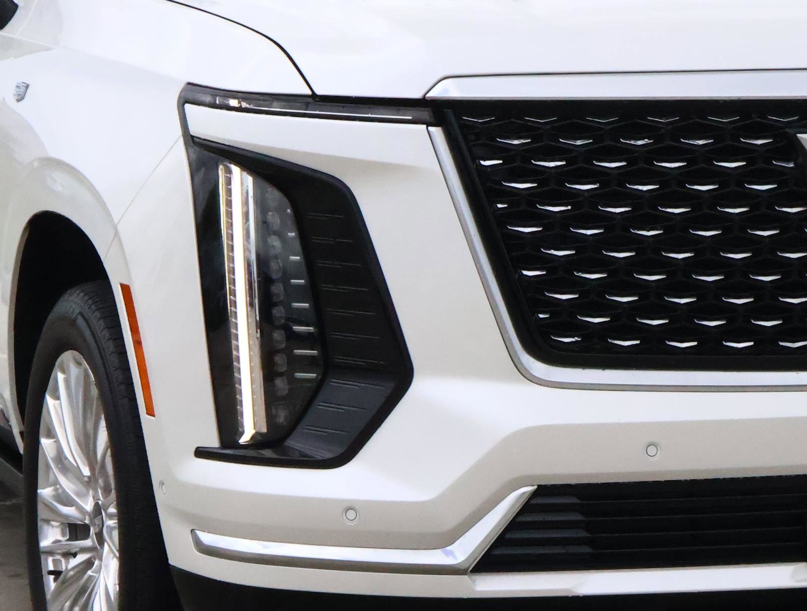 Used 2025 Cadillac Escalade Premium Luxury RWD image 9