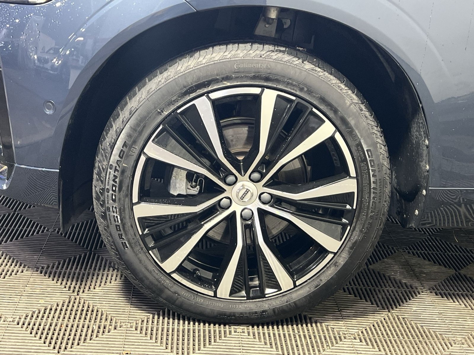 Used 2024 Volvo XC60 B5 Plus AWD/4WD image 12