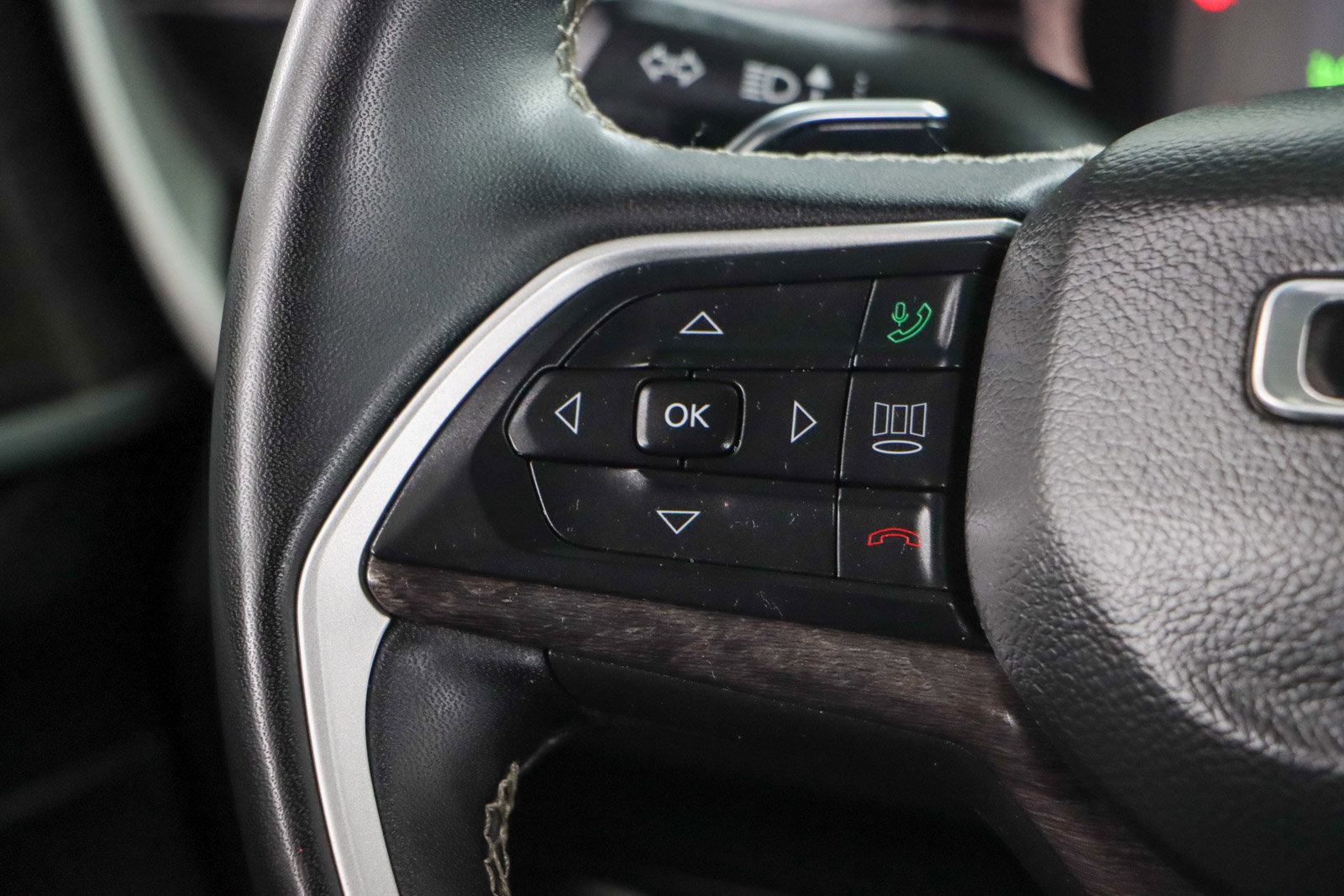 Used 2023 Jeep Grand Cherokee Limited w/ Luxury Tech Group II image 13