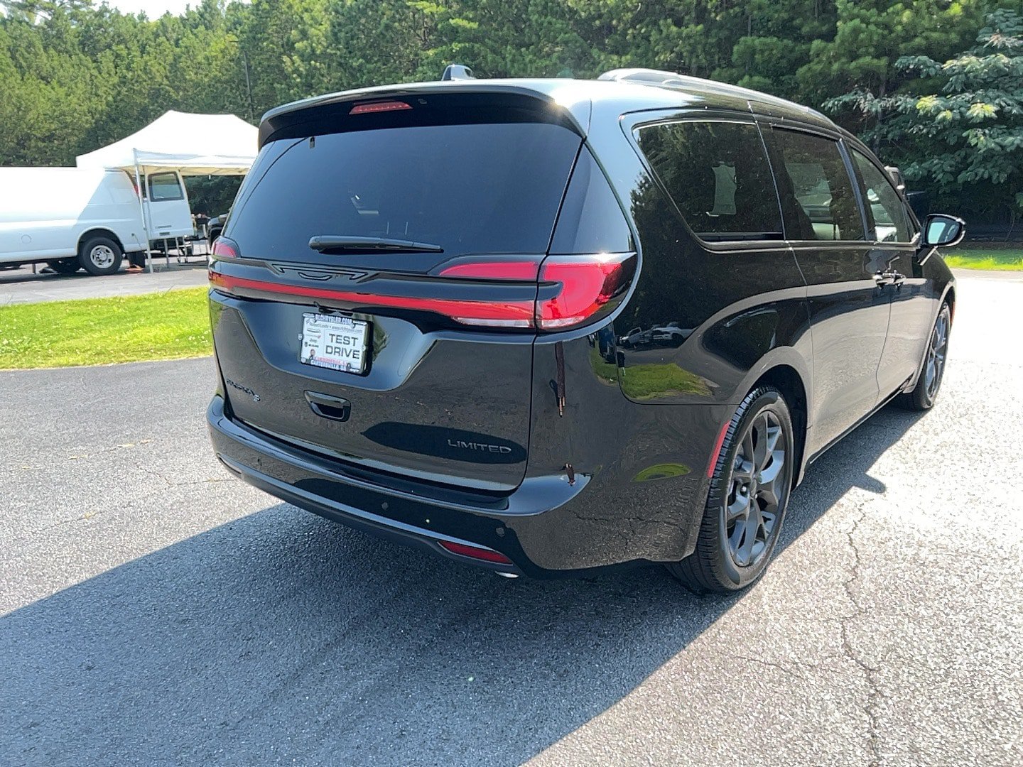 New 2027 Chrysler Pacifica Limited FWD image 5