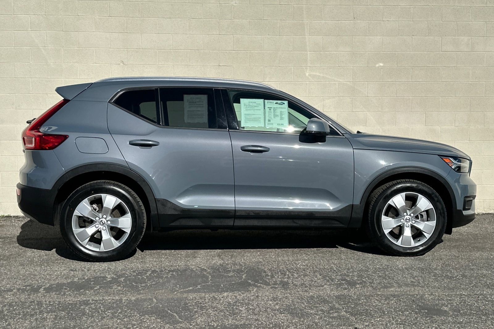 Used 2021 Volvo XC40 T5 Momentum w/ Premium Package image 3