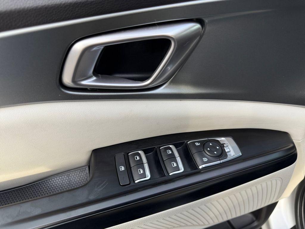 Used 2022 Kia Carnival LX image 11