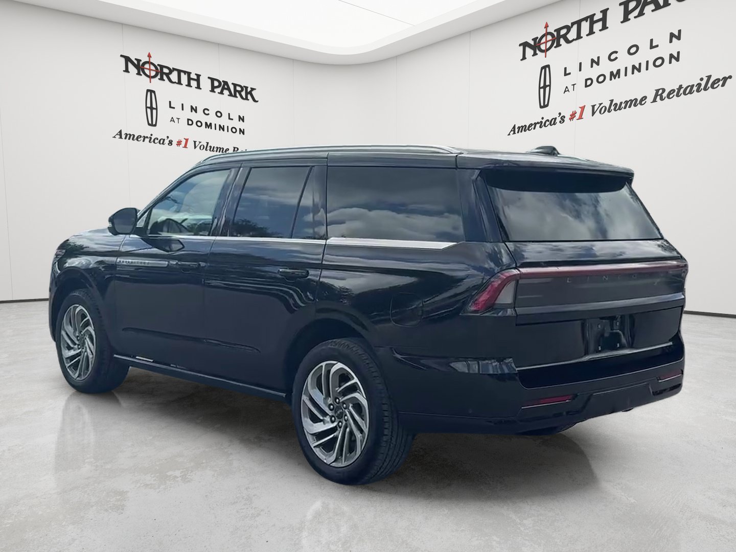 Used 2025 Lincoln Navigator Reserve AWD/4WD image 3