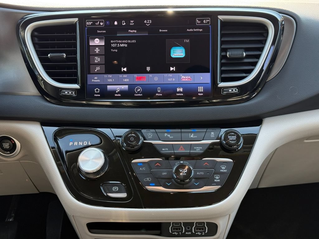 Used 2024 Chrysler Pacifica Touring-L FWD image 11