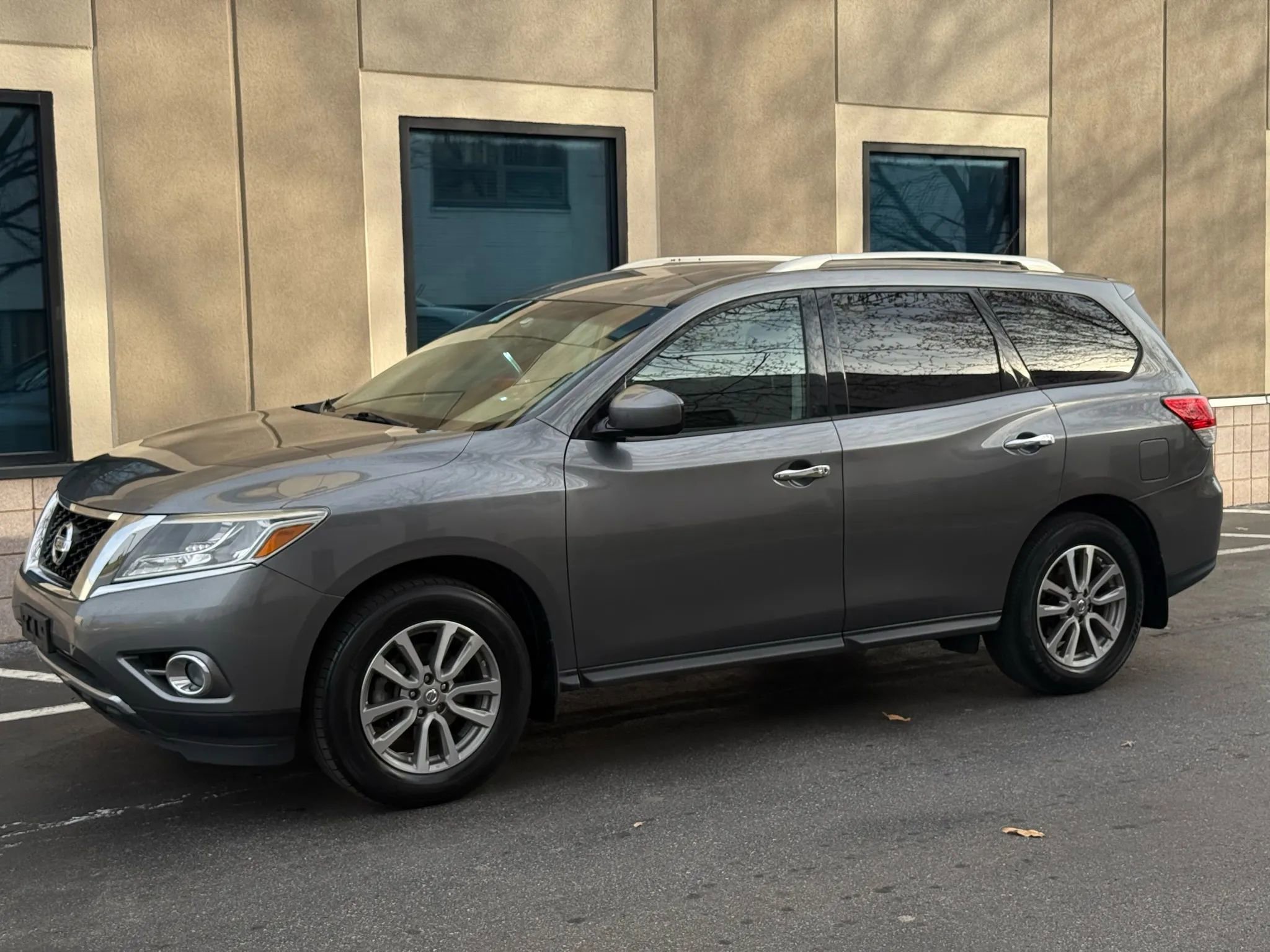 Used 2016 Nissan Pathfinder SV image 3