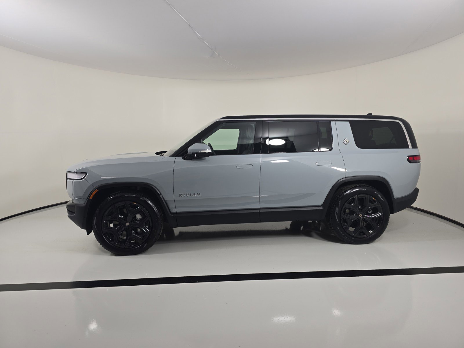 Used 2024 Rivian R1S Adventure image 2