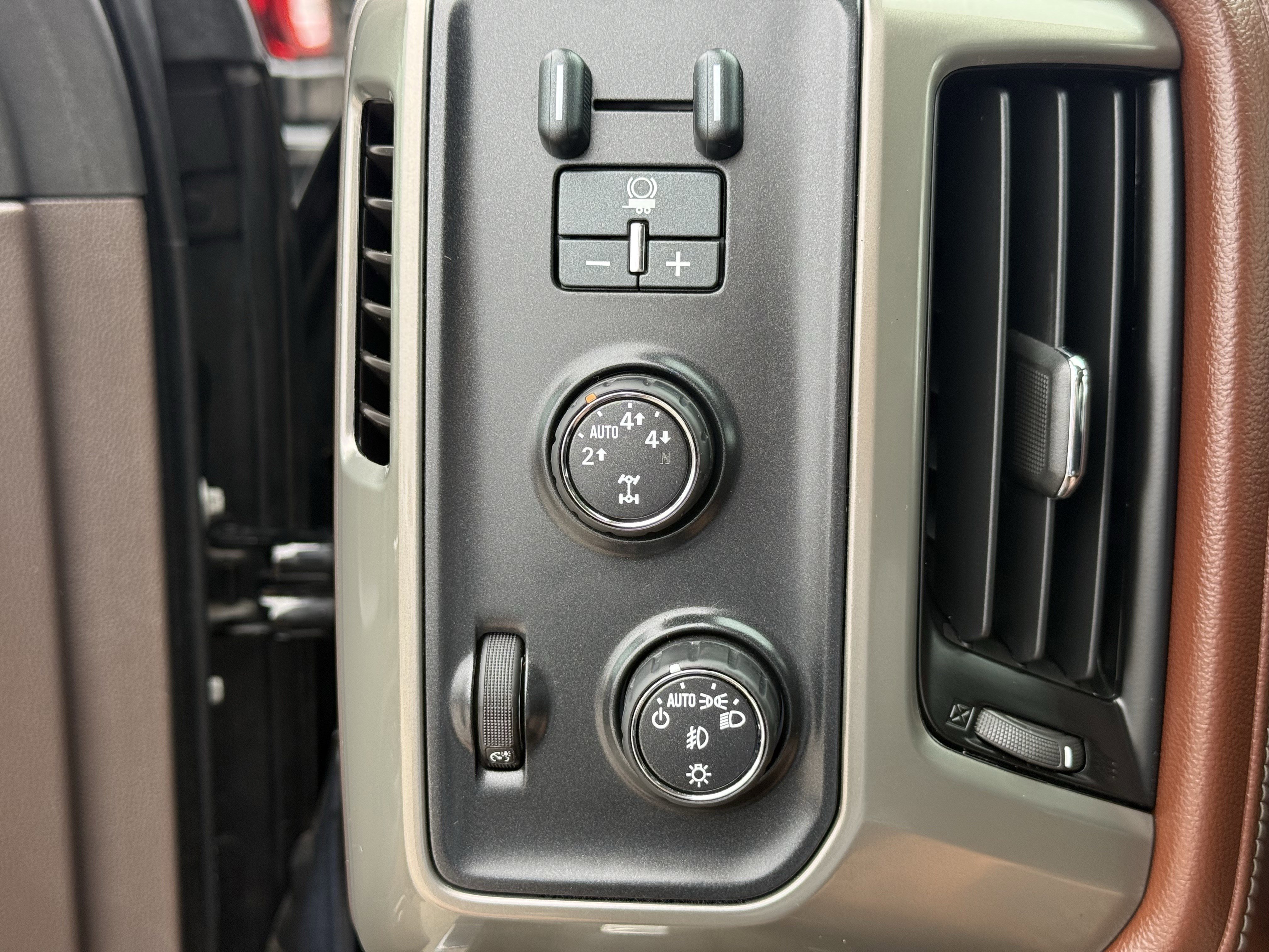 Used 2015 Chevrolet Silverado 1500 High Country w/ High Country Premium Package image 24