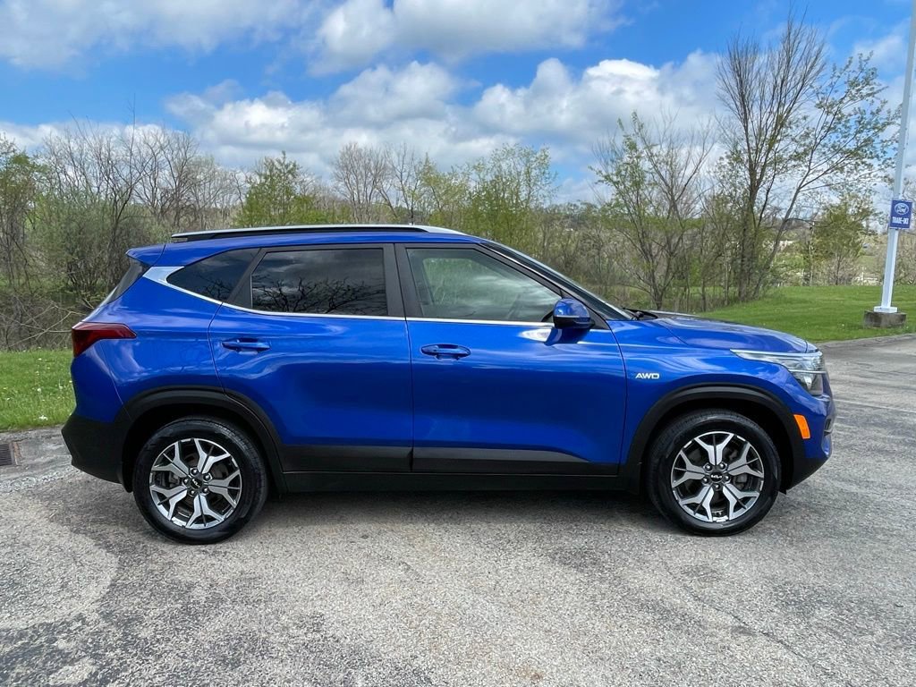 Certified 2022 Kia Seltos EX image 2