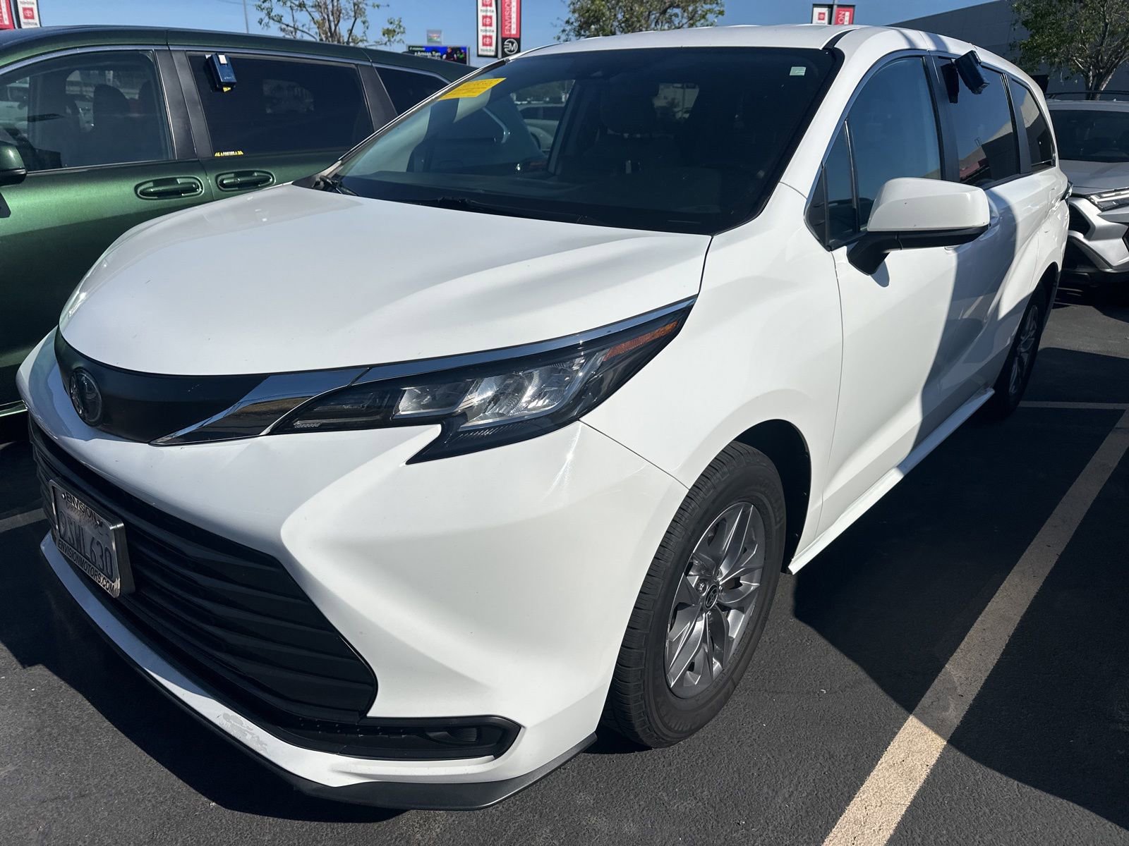 Used 2023 Toyota Sienna LE image 2