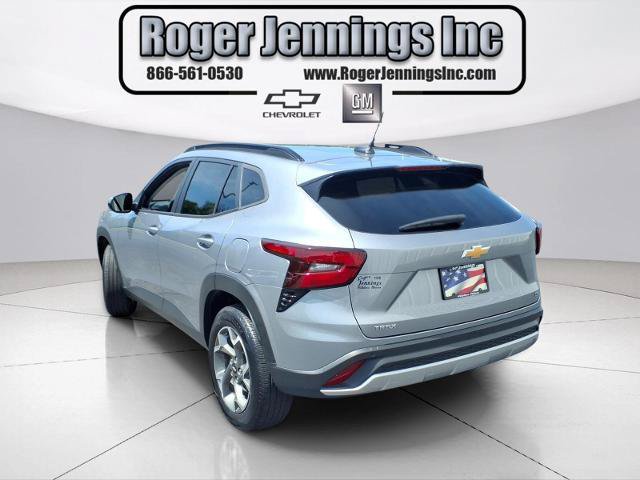 Used 2025 Chevrolet Trax LT w/ Driver Confidence Package FWD image 3