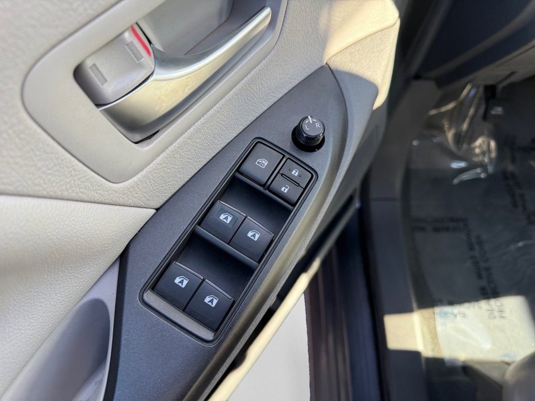 Used 2019 Toyota Sienna LE w/ Carpet Mat Package image 11