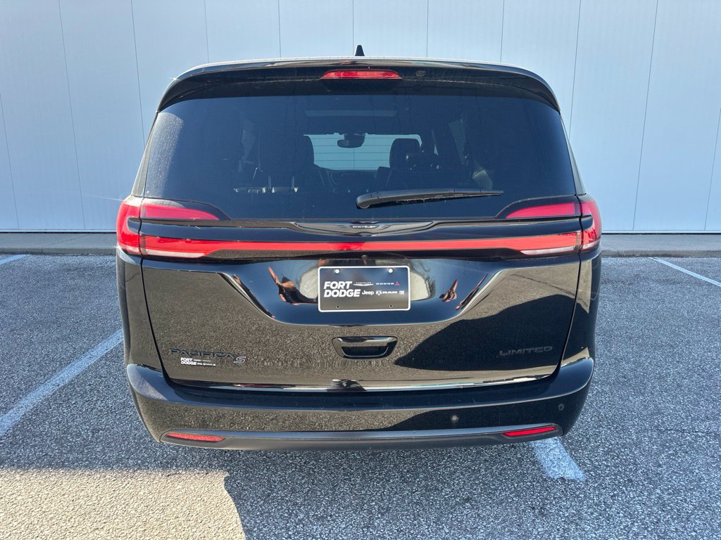 Used 2025 Chrysler Pacifica Limited FWD image 6