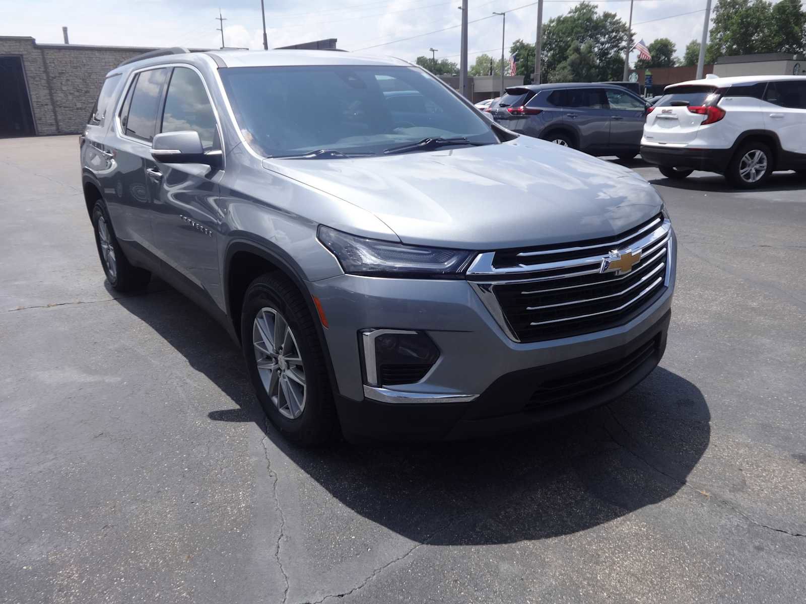 Used 2023 Chevrolet Traverse LT image 1