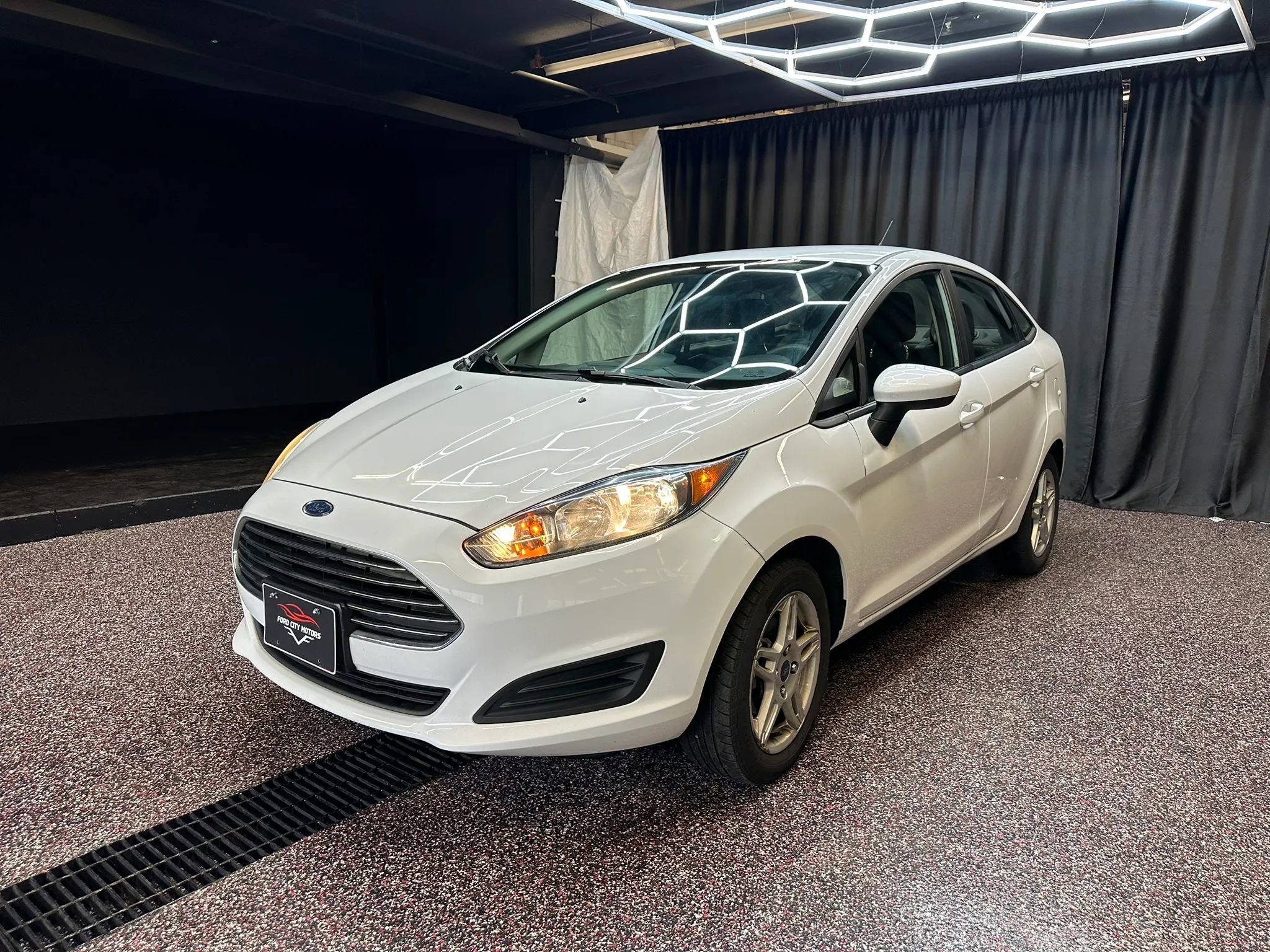 Used 2017 Ford Fiesta SE image 3