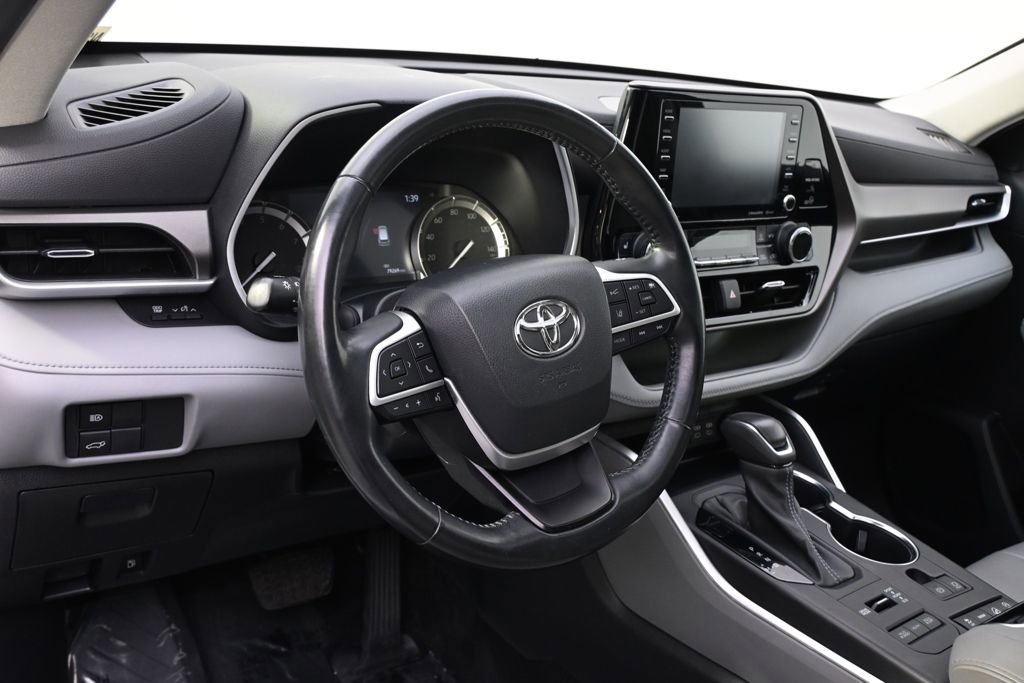 Used 2022 Toyota Highlander XLE image 11