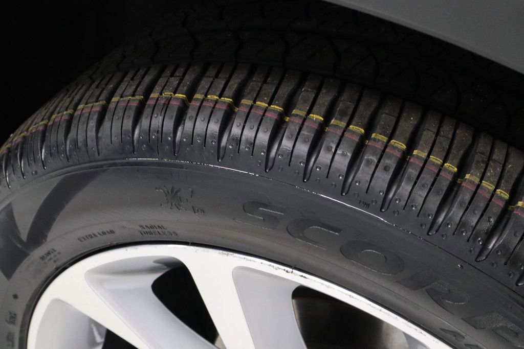 Certified 2022 Ford Explorer Platinum w/ Equipment Group 601A image 21