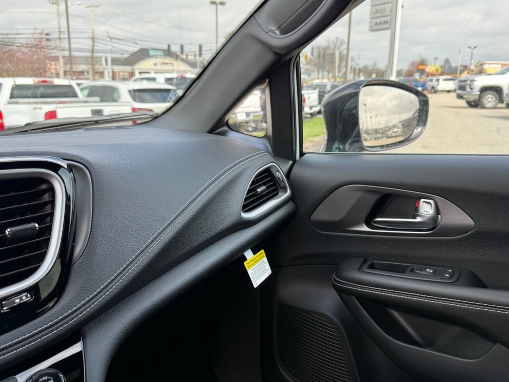 New 2026 Chrysler Pacifica Select FWD image 21