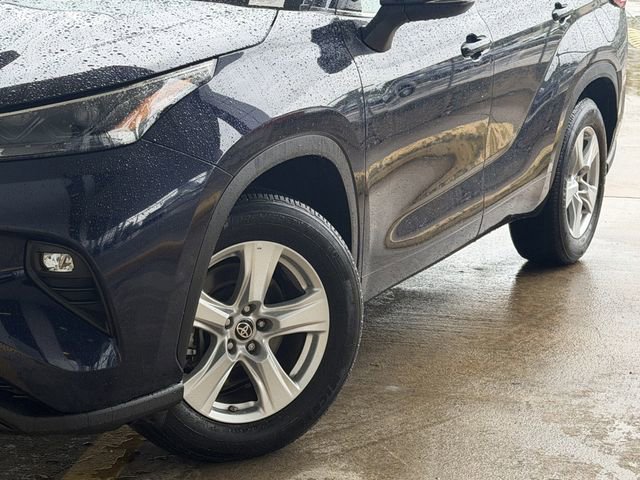 Certified 2025 Toyota Highlander LE FWD image 3