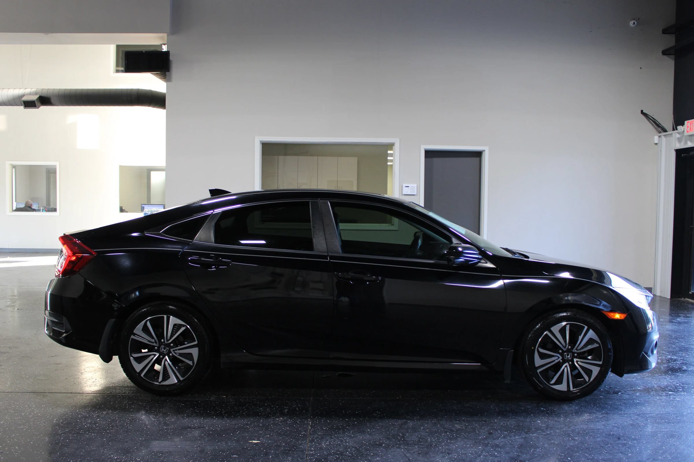 Used 2018 Honda Civic EX-L image 2