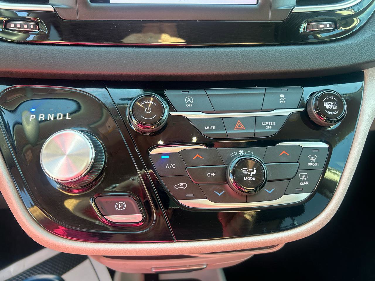 Used 2024 Chrysler Voyager LX image 17