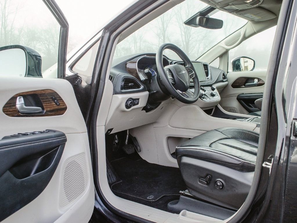 Used 2023 Chrysler Pacifica Limited image 28