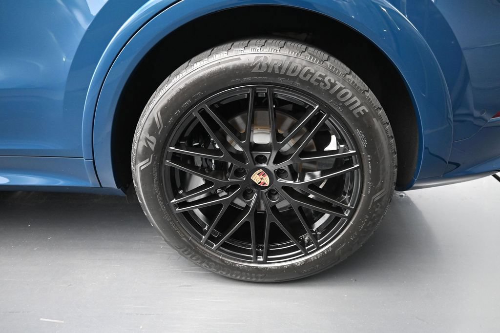 Certified 2025 Porsche Cayenne Coupe AWD/4WD image 9