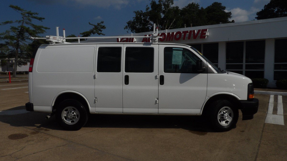 Used 2017 Chevrolet Express 2500 RWD image 2