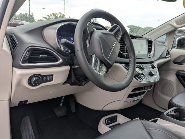 Used 2023 Chrysler Pacifica Touring-L FWD image 2