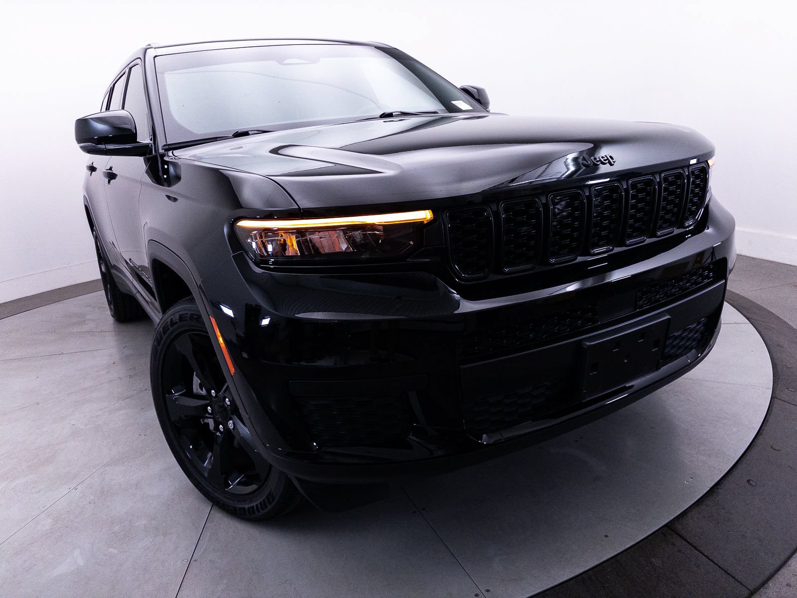 Used 2024 Jeep Grand Cherokee L Altitude RWD image 3