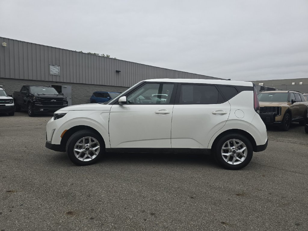 Used 2025 Kia Soul LX w/ LX Technology Package FWD image 11