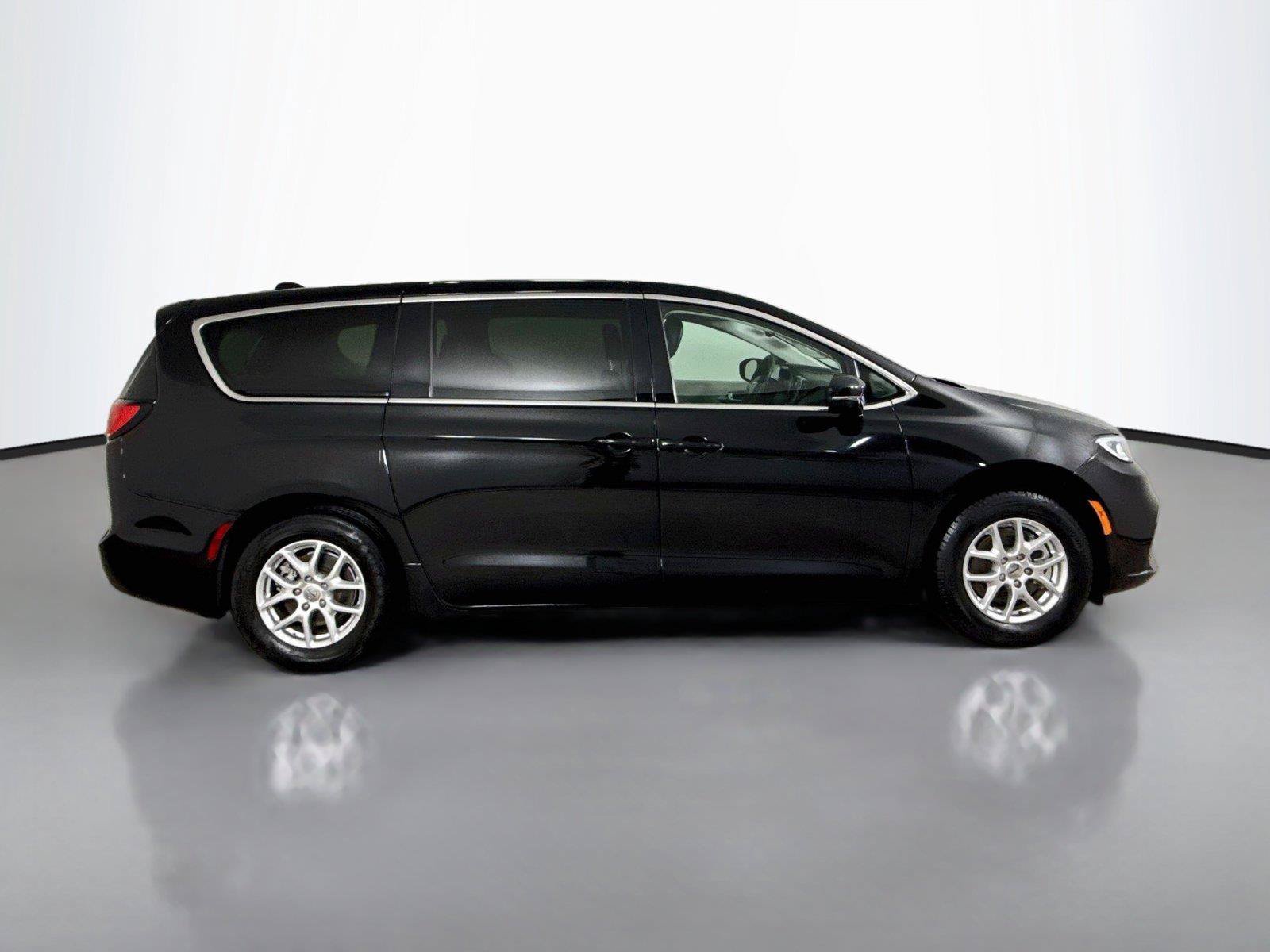 Used 2024 Chrysler Pacifica Touring-L FWD image 17
