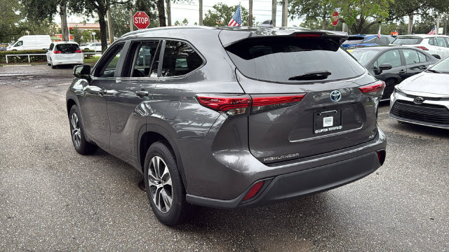 Used 2023 Toyota Highlander XLE FWD image 5