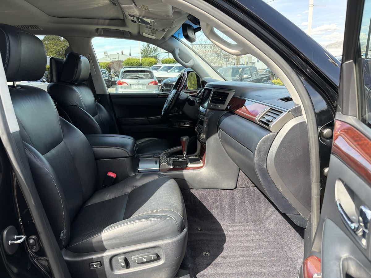 Used 2013 Lexus LX 570 4WD w/ Luxury Pkg image 18