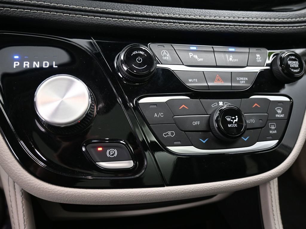 Used 2023 Chrysler Pacifica Limited FWD image 33