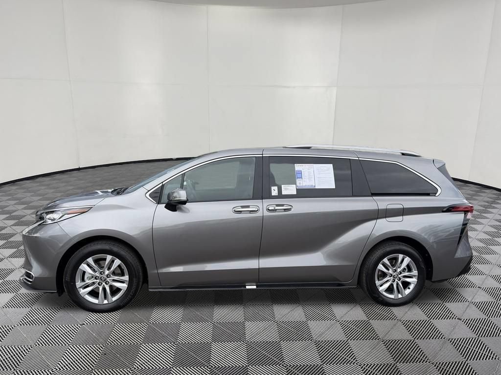 Used 2026 Toyota Sienna Limited FWD image 5