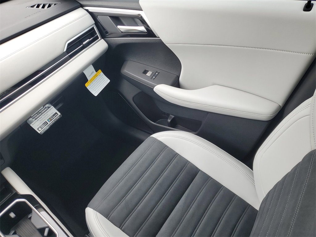 New 2025 Mitsubishi Outlander SE image 11