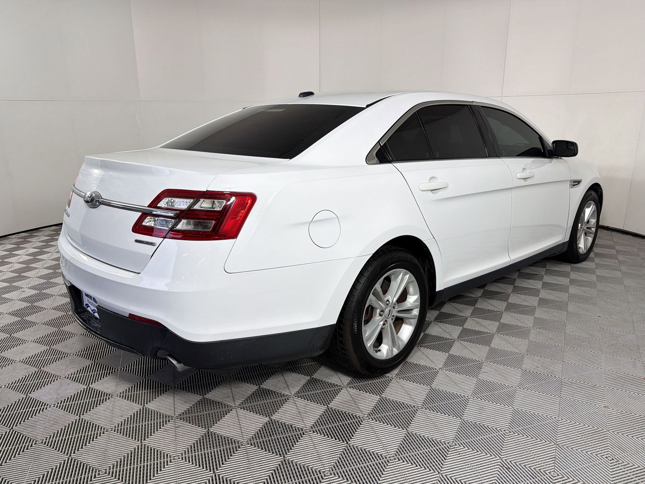 Used 2018 Ford Taurus SE FWD image 9