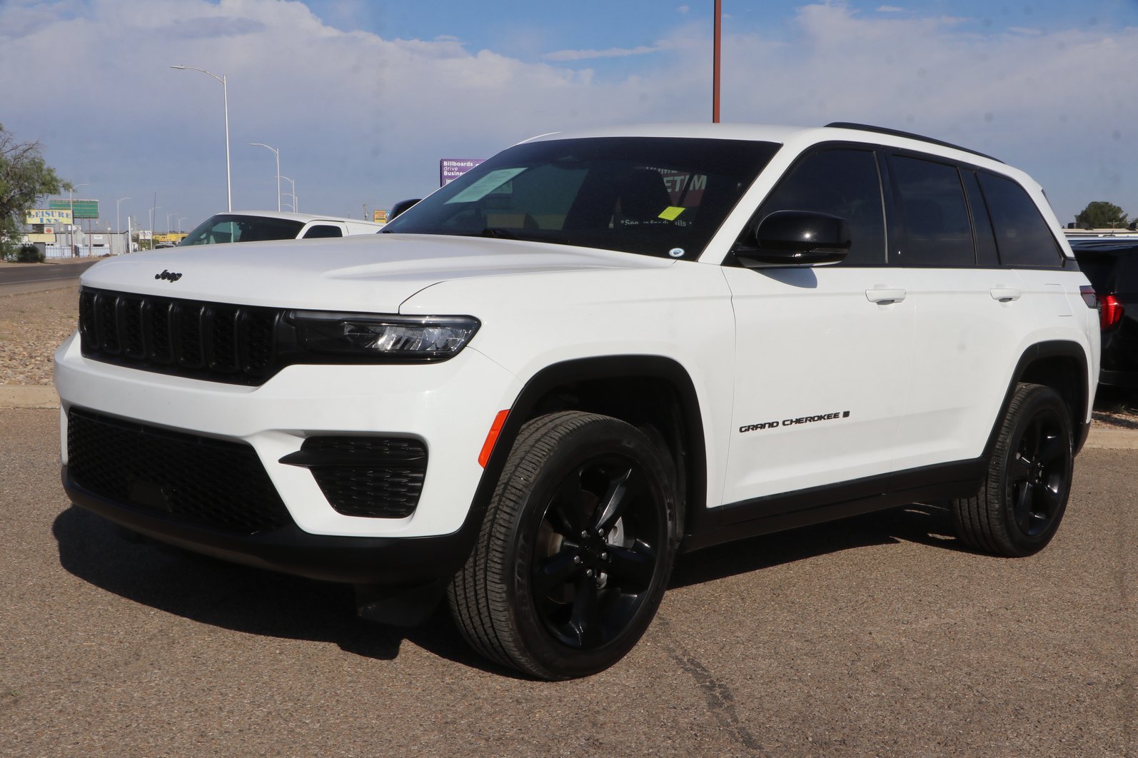 Used 2024 Jeep Grand Cherokee Altitude AWD/4WD image 3