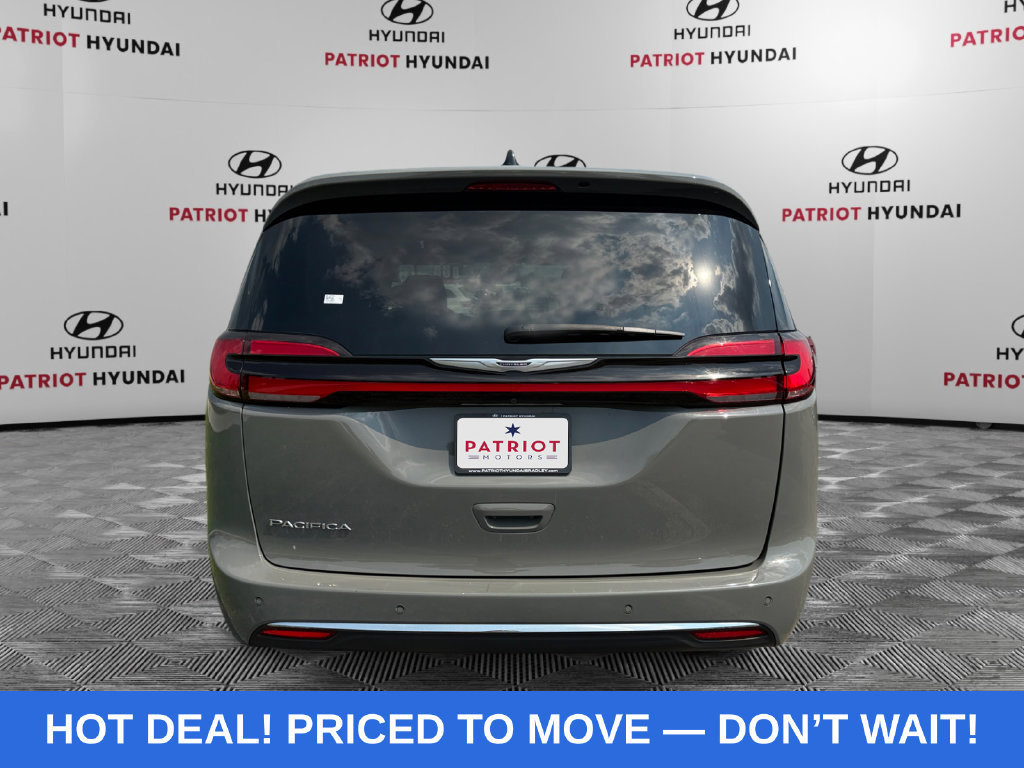 Used 2025 Chrysler Pacifica Select FWD image 4
