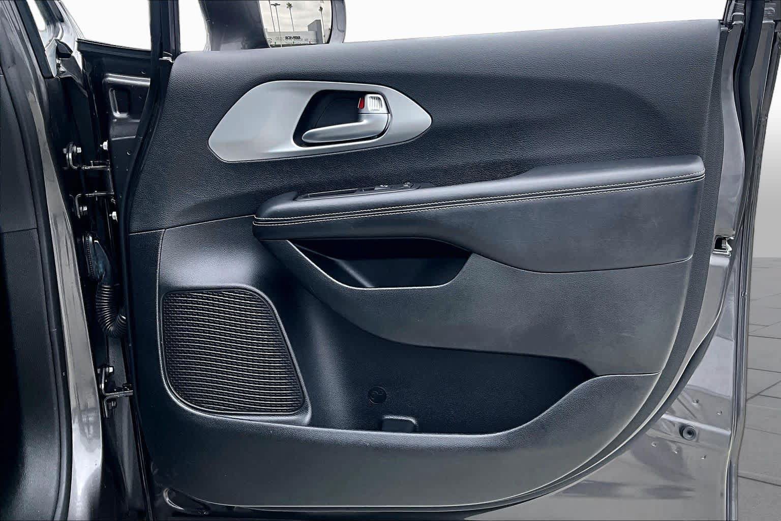 Used 2018 Chrysler Pacifica Limited w/ S Appearance Package FWD image 22