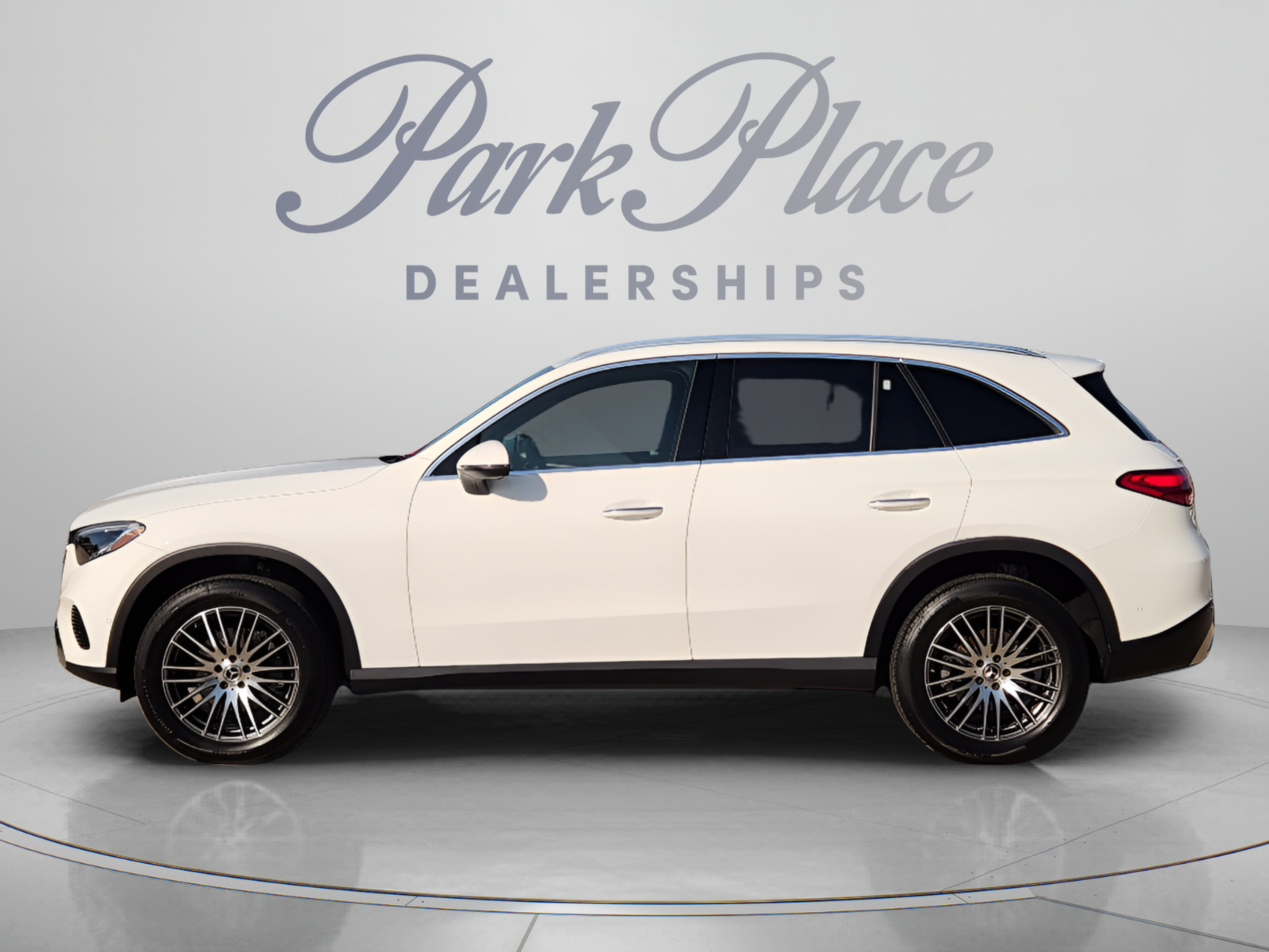 Used 2025 Mercedes-Benz GLC 300 image 2
