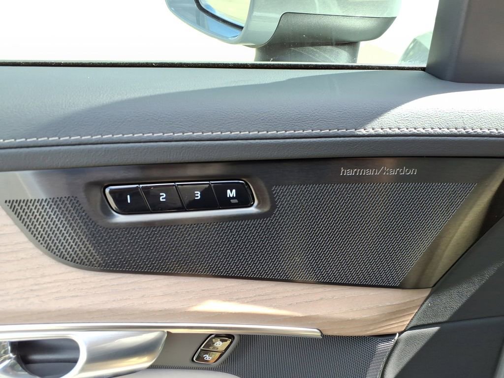 New 2026 Volvo XC90 B6 Plus w/ Protection Package Premier image 12